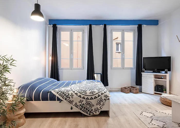Large Studio 100M From The Beach