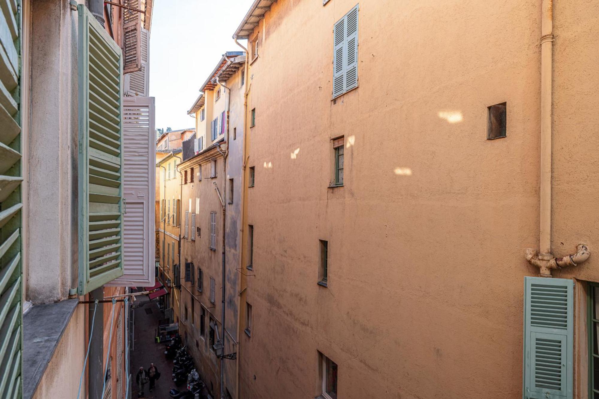 Large 100m From The Appartement *