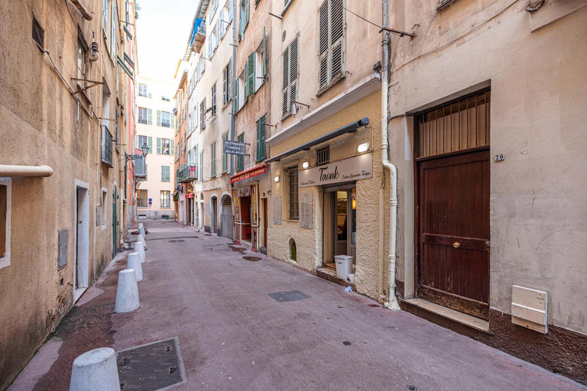 Large 100m From The Appartement