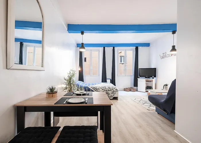 Large Studio 100M From The Beach